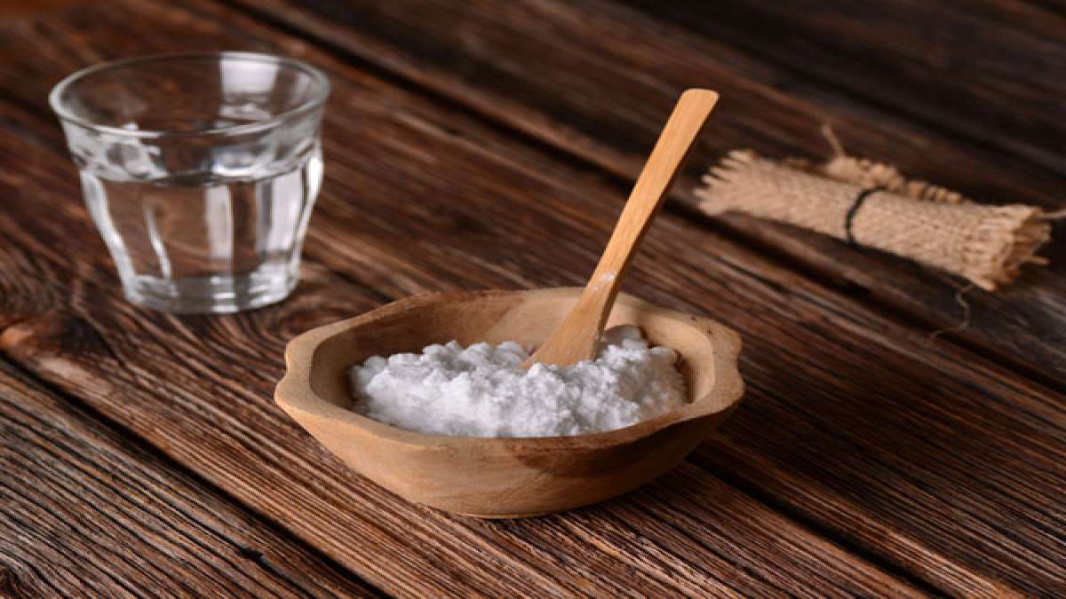 మాడుపై చుండ్రును తొలగించడానికి, బేకింగ్ సోడాను ఉపయోగించే వివిధ పద్ధతులు