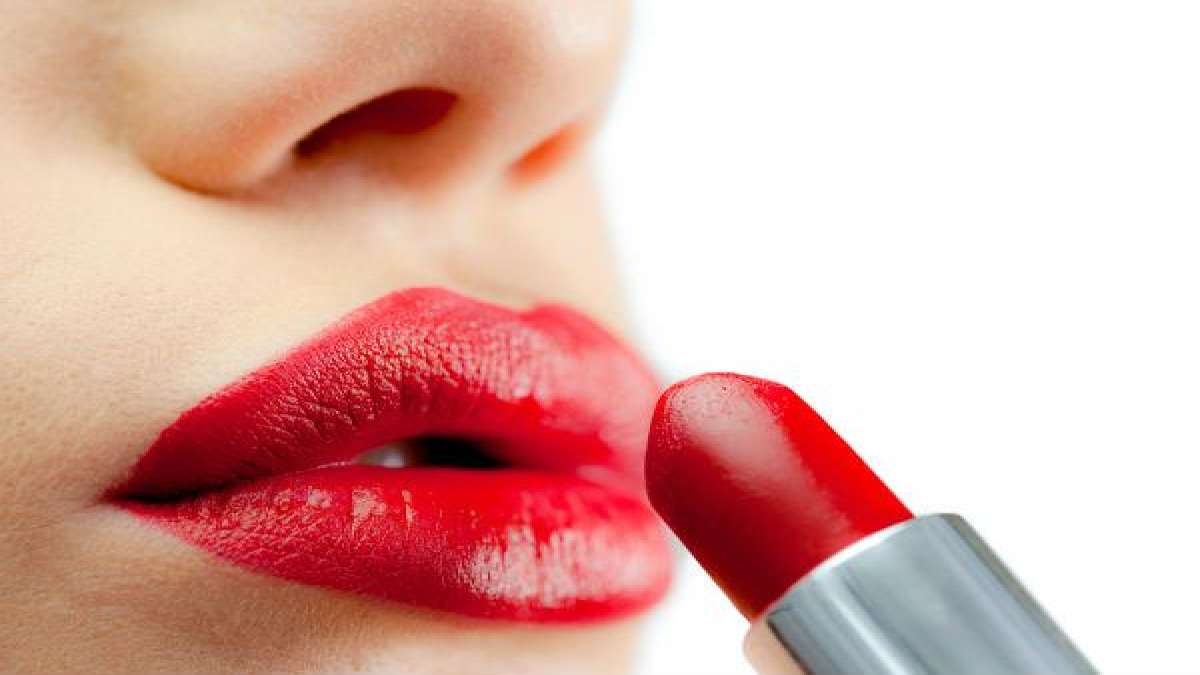 Lipstick Side Effects లిప్ స్టిక్ తెగ వాడేస్తున్నారా.. పెదాల అందమే