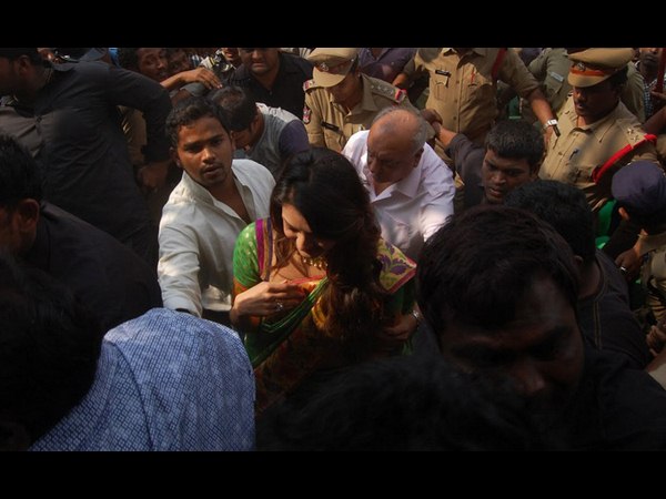 శ్రీనికేతన్ షాపింగ్ మాల్లో సందడి చేసిన క్యూట్ కాజల్