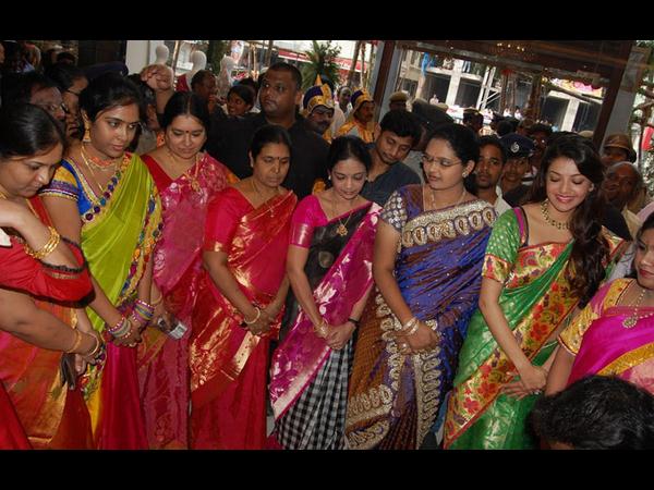 శ్రీనికేతన్ షాపింగ్ మాల్లో సందడి చేసిన క్యూట్ కాజల్