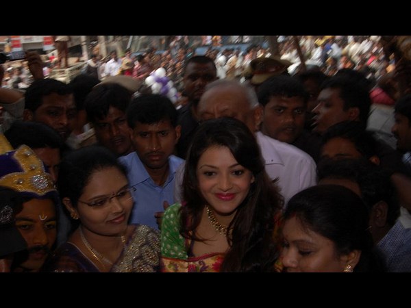 శ్రీనికేతన్ షాపింగ్ మాల్లో సందడి చేసిన క్యూట్ కాజల్