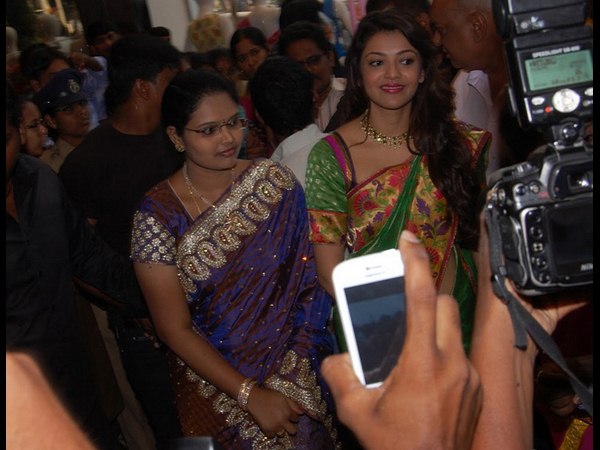 శ్రీనికేతన్ షాపింగ్ మాల్లో సందడి చేసిన క్యూట్ కాజల్