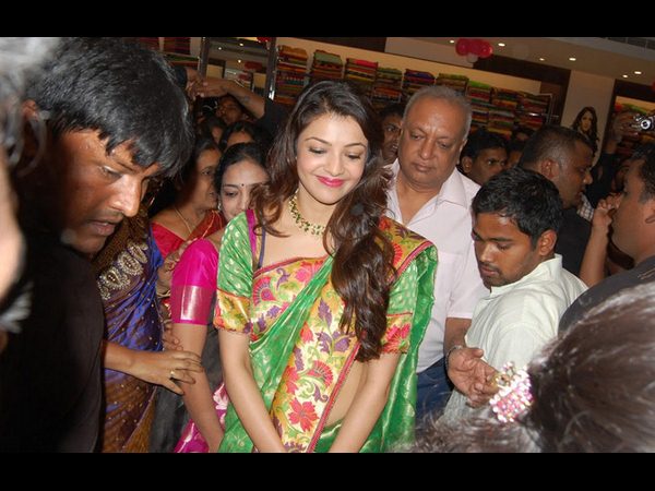 శ్రీనికేతన్ షాపింగ్ మాల్లో సందడి చేసిన క్యూట్ కాజల్