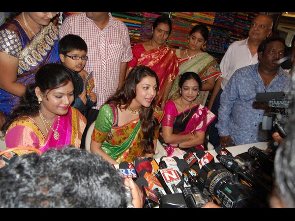 శ్రీనికేతన్ షాపింగ్ మాల్లో సందడి చేసిన క్యూట్ కాజల్