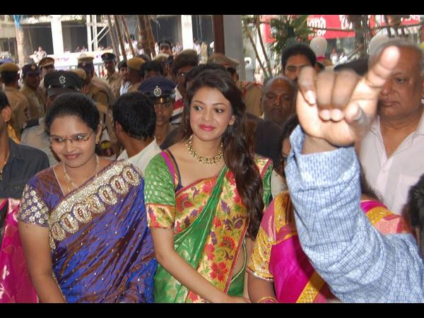 శ్రీనికేతన్ షాపింగ్ మాల్లో సందడి చేసిన క్యూట్ కాజల్