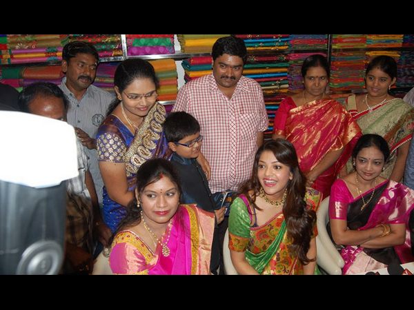 శ్రీనికేతన్ షాపింగ్ మాల్లో సందడి చేసిన క్యూట్ కాజల్