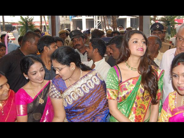 శ్రీనికేతన్ షాపింగ్ మాల్లో సందడి చేసిన క్యూట్ కాజల్