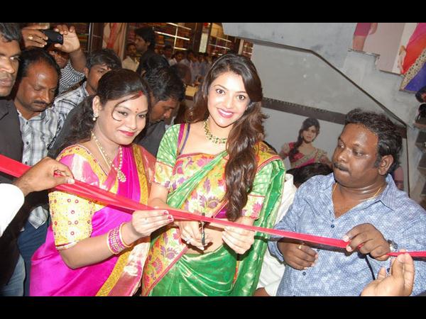 శ్రీనికేతన్ షాపింగ్ మాల్లో సందడి చేసిన క్యూట్ కాజల్