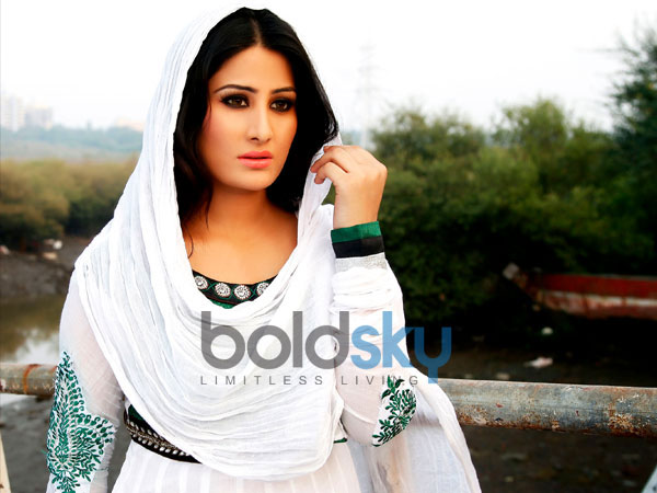 వైట్ కలర్ సల్వార్ : 