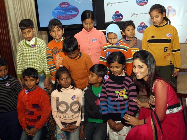 ఫోటోలకు ఫోజులిస్తూ: 