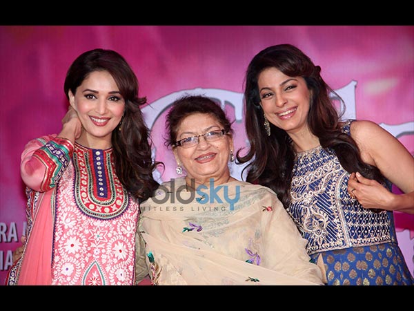 12. సరోజ్ ఖాన్ తో మాధురీ మరియు జూహీ