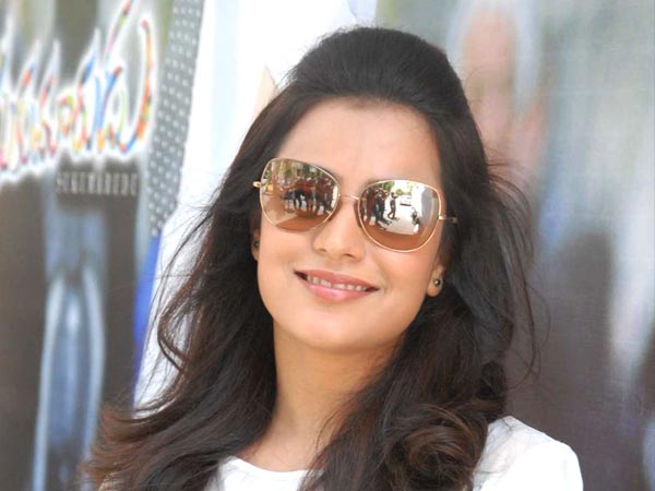 నిషా అగర్వాల్: 