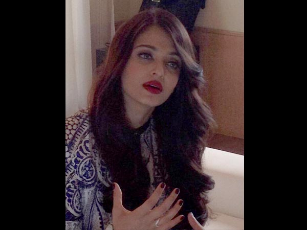 బ్రైట్ అండ్ బోల్డ్ లిప్ కలర్స్: 