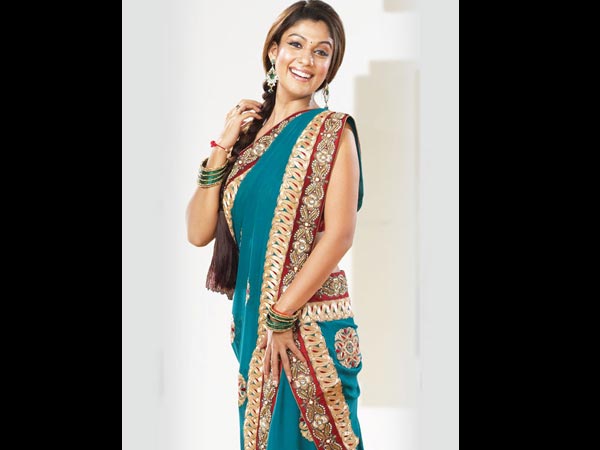 చీరలో హాట్ అంట్ క్యూట్ గా అందాల విందుచేస్తున్న నయనతార