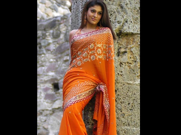 చీరలో హాట్ అంట్ క్యూట్ గా అందాల విందుచేస్తున్న నయనతార