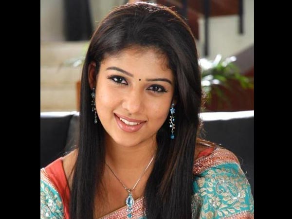 చీరలో హాట్ అంట్ క్యూట్ గా అందాల విందుచేస్తున్న నయనతార