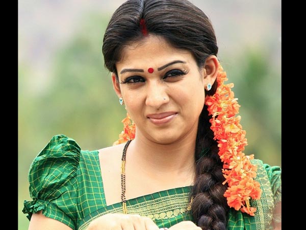 చీరలో హాట్ అంట్ క్యూట్ గా అందాల విందుచేస్తున్న నయనతార