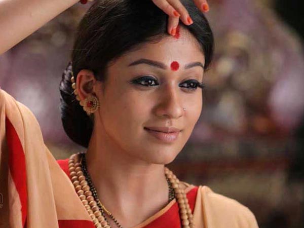 చీరలో హాట్ అంట్ క్యూట్ గా అందాల విందుచేస్తున్న నయనతార