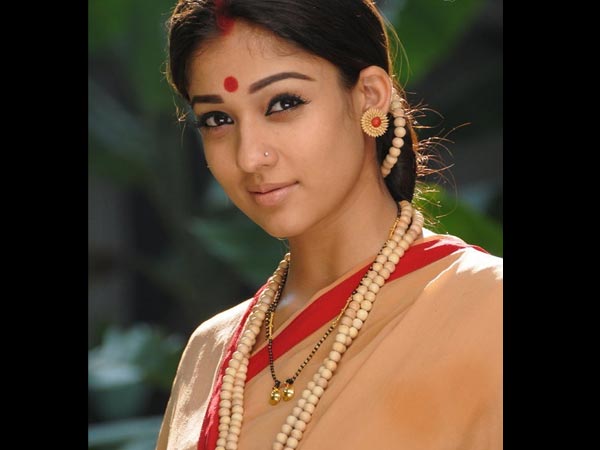 చీరలో హాట్ అంట్ క్యూట్ గా అందాల విందుచేస్తున్న నయనతార