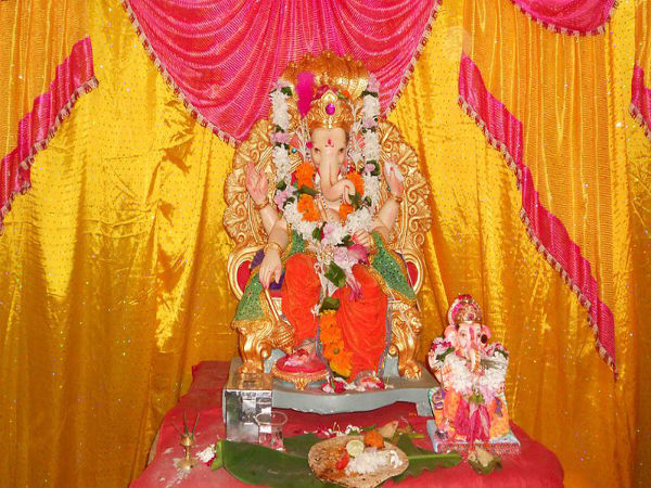 పుష్ప మాల సమర్పించటం