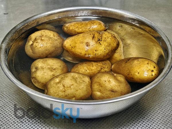 చర్మంలో చీకాకును నల్ల మచ్చలను తగ్గిస్తుంది