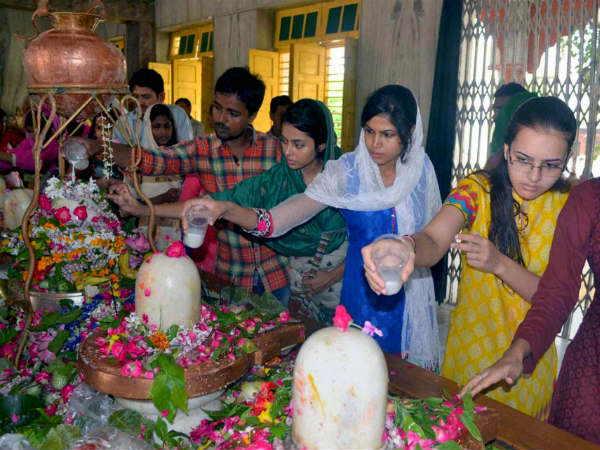 కింది పద్యం పఠించడంతో పాటు బిల్వా ఆకును సమర్పించాలి