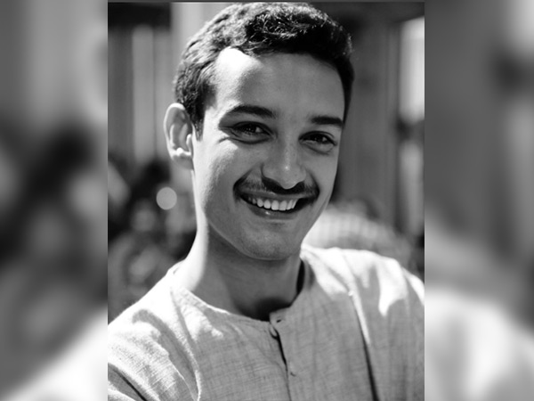 కత్తిరించిన హెయిర్ తో మీసం