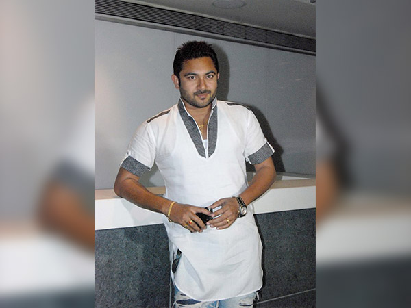 నీట్ షేవ్ తో కత్తిరించిన హెయిర్
