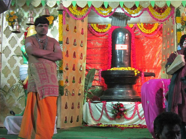 ఆరాధకులు మంత్రాలను కూడా జపిస్తారు ఈ నెలలో, దేవాలయాన్ని సందర్శించిన తరువాత, ఆరాధకులు శివుడిని ప్రసన్నం చేసుకోవడానికి మహా మృత్యుంజయ మంత్రాన్ని జపిస్తారు. వారు ఓం నమ: శివాయ అని కూడా పఠిస్తారు, అంటే: నా చైతన్యంలో ఉన్న ఓ పరమేశ్వరుడా, నేను నీకు నమస్కరిస్తున్నాను.