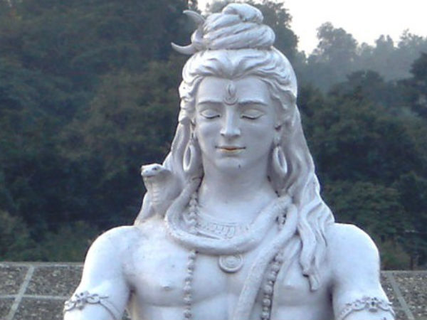 వివస్త్రగా మారిన వేశ్యపై పడింది