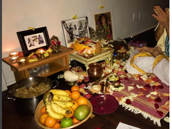 ఇంట్లో మృతి చెందిన వారి ఫోటోలు