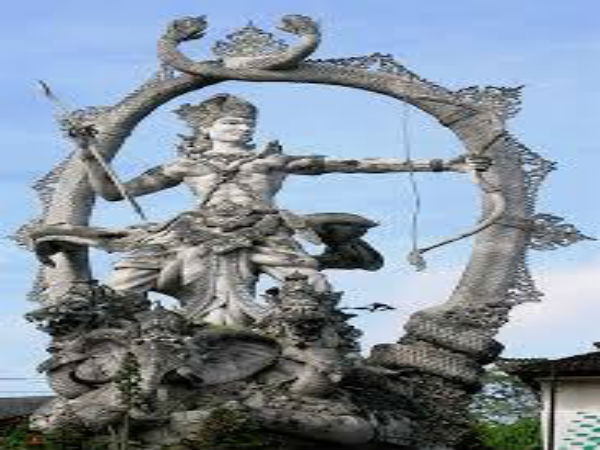 మూకాసురుడు అడవి పందిగా మారిపోతాడు