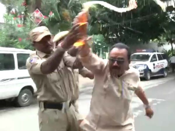పెట్రోల్ పోసుకొని