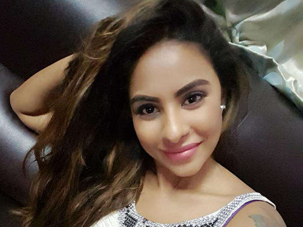 తెల్లచీర, మల్లెపూలు కట్టుకు రమ్మంటాడు