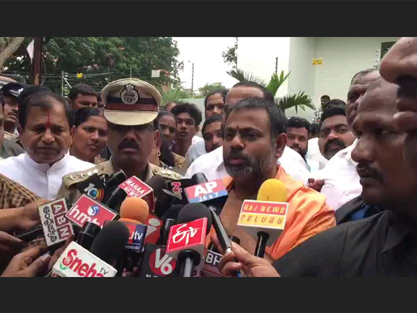 పోలీసులు మాత్రం యాత్ర జరగనివ్వలేదు