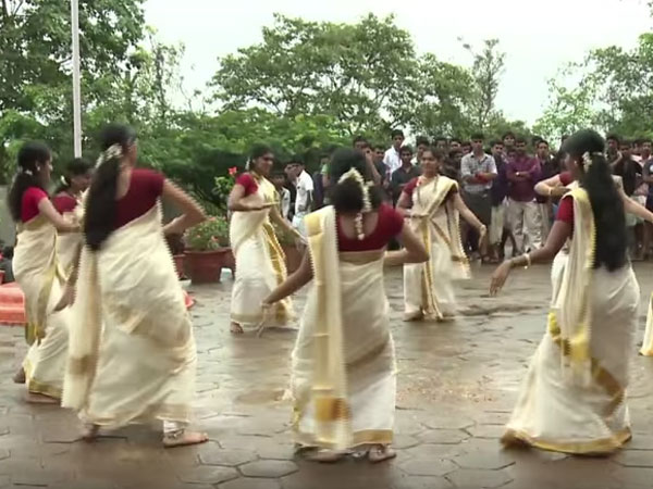 బలి చక్రవర్తి దయ వల్ల కేరళ మళ్లీ కోలుకోవాలి