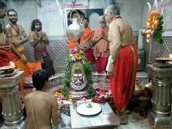భక్తులందరు శ్రావణ మాసంలో