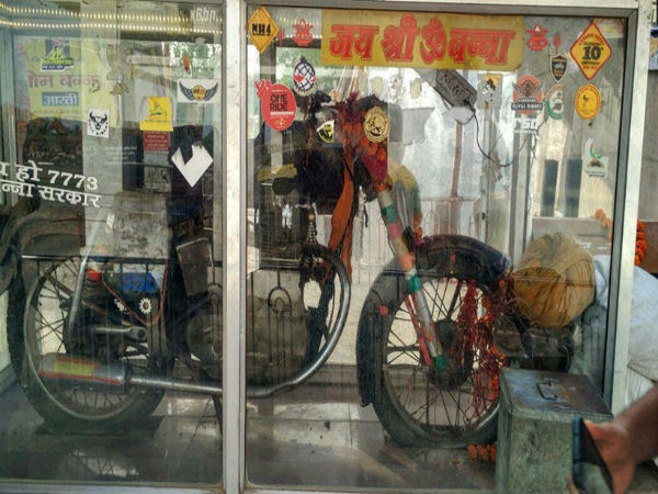 బుల్లెట్ ను ఓం బన్నా పేరుతో పిలుచుకుంటూ
