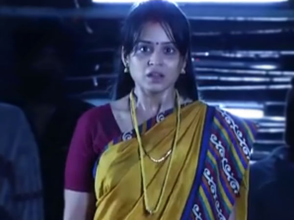 నగ్నంగా ముందు నిలబడ్డాను