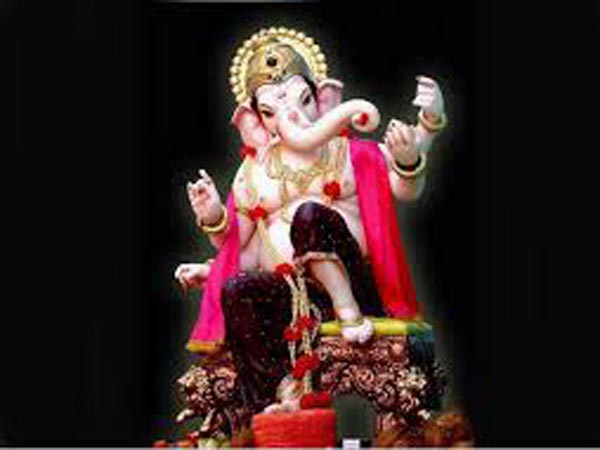 కూర్చుని ఉన్న గణేషుని విగ్రహమా లేదా నిలబడి ఉన్న విగ్రహమా ?