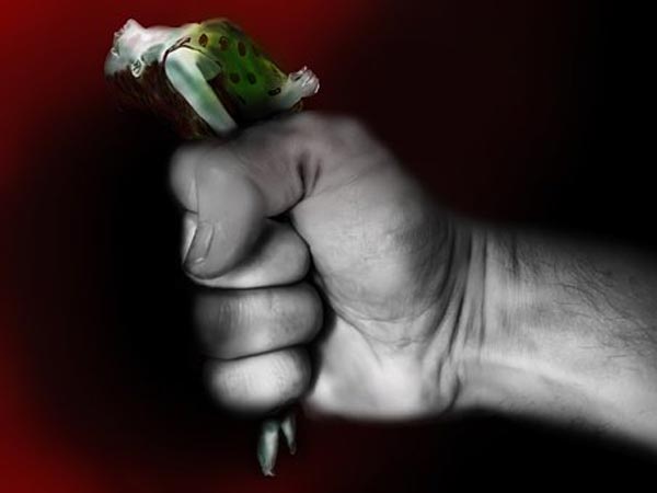 నా నడుముని గట్టిగా ఒత్తాడు
