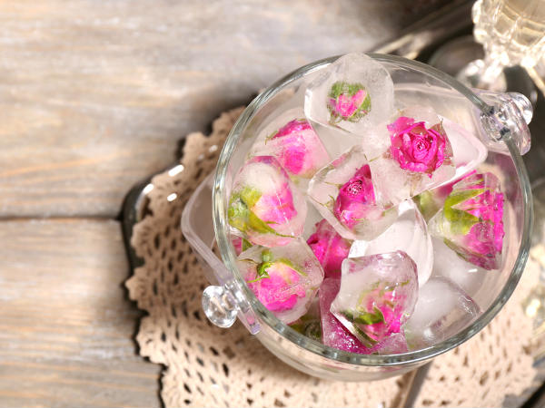 14. పెరుగు లేదా యోగర్ట్, తేనె మరియు రోజ్ వాటర్ :