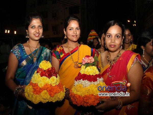 1) బతుకమ్మ పండుగ ఎలా వచ్చిందంటే..