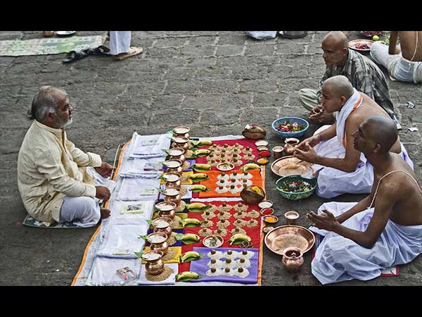 పూర్వీకులను స్వాగతించాలి..