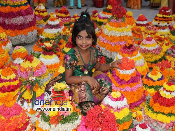 5) తొమ్మిది రకాల ప్రసాదాలు..