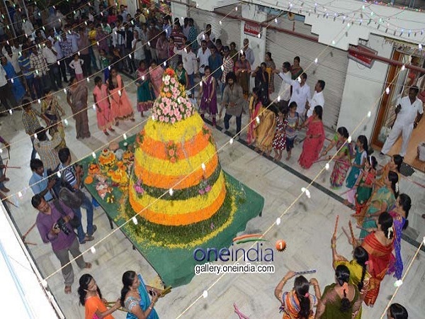 7) అందరూ ఒక్కచోటికే..