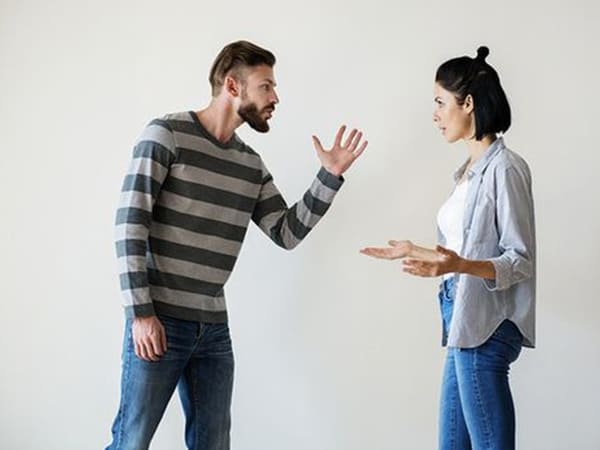 1) అడగకుండానే అభిప్రాయాలను చెప్పడం..