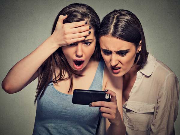 4) పబ్లిక్ టాయ్ లెట్సులో ఫోన్ కాల్స్ మాట్లాడటం..