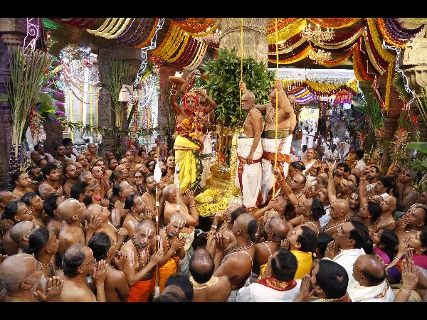 7) కటిపై కనిపించే స్వామి..
