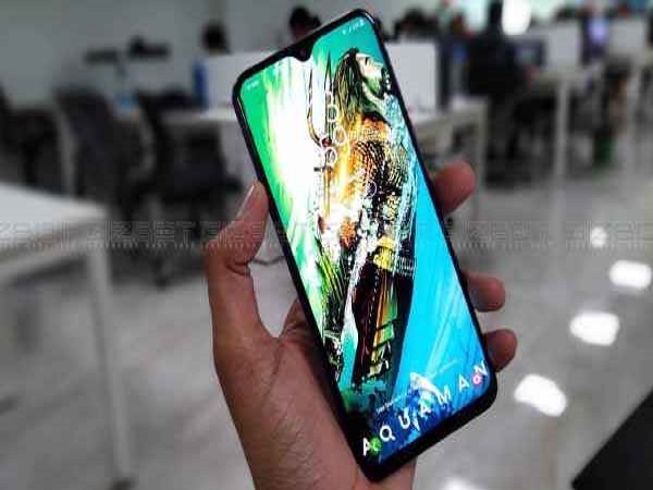 8) బహిరంగంగా స్పీకర్ ఫోన్ ను ఉపయోగించడం..